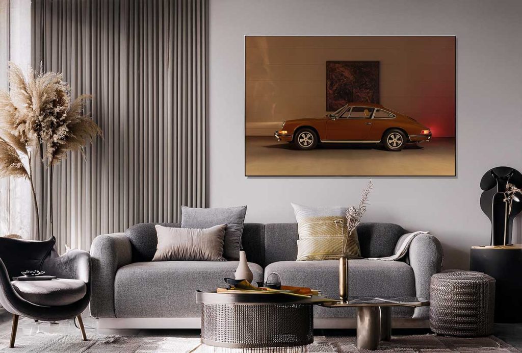 Wohnraum mit Wandbild eines Fahrzeugs